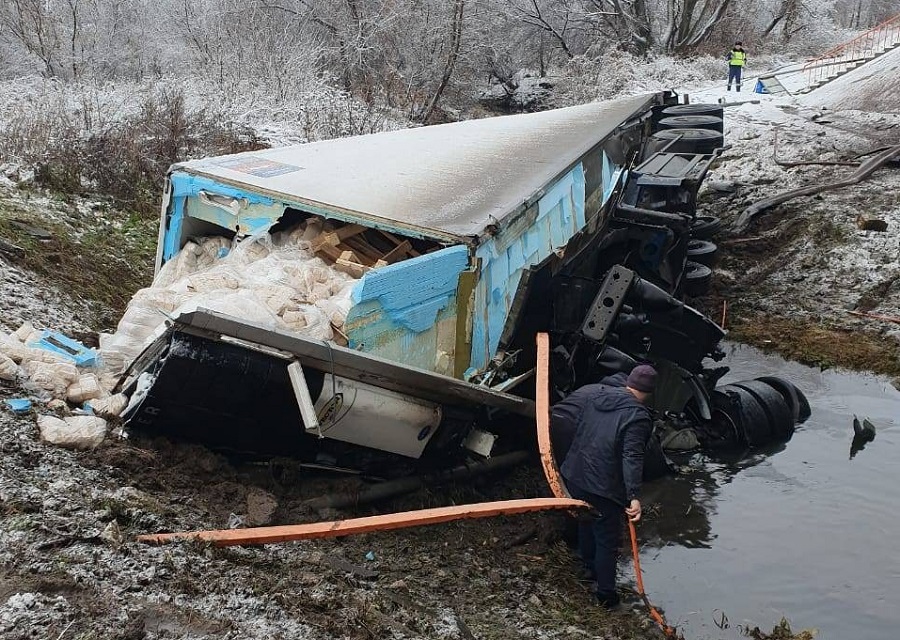В Башкирии на трассе грузовик вылетел с моста