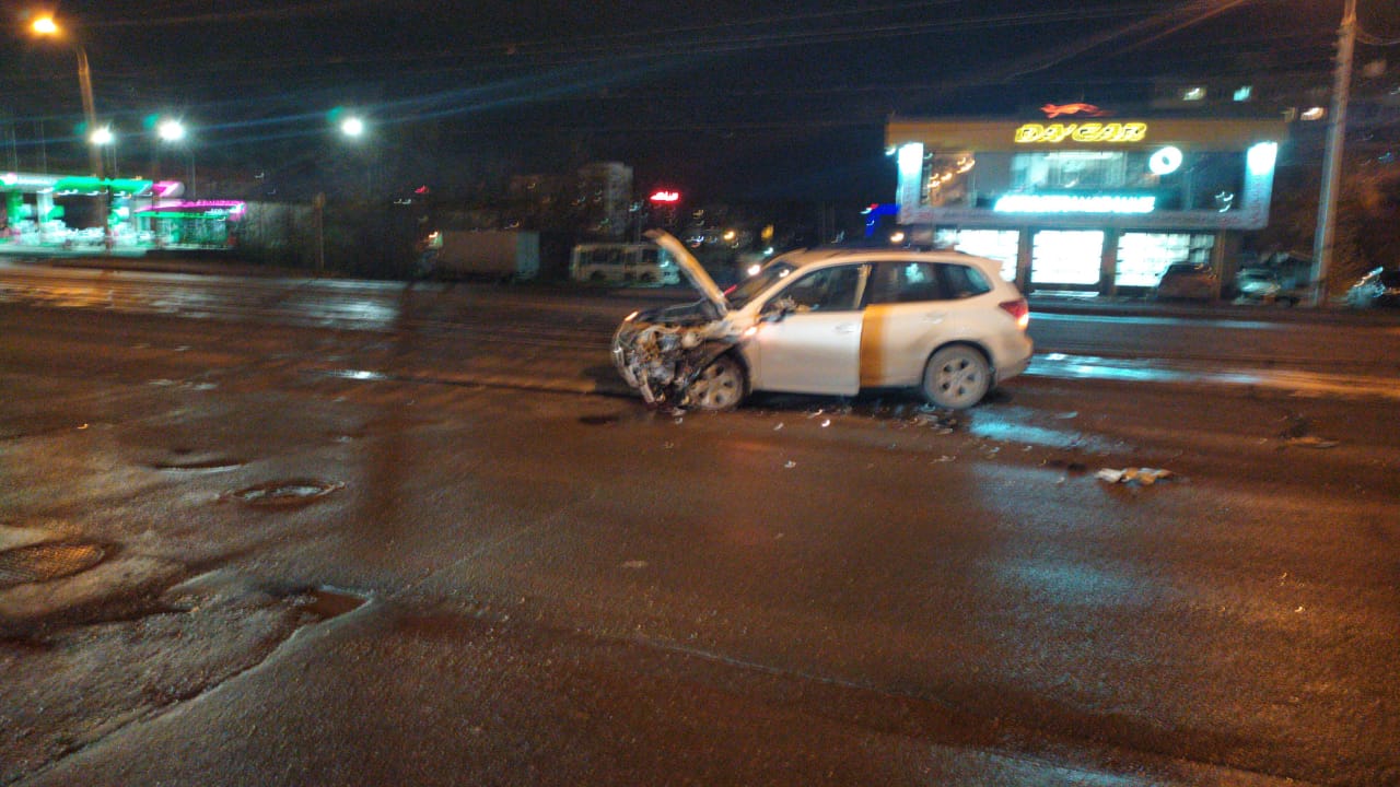 В Уфе на проблемном перекрестке столкнулись два автомобиля. Есть пострадавшие