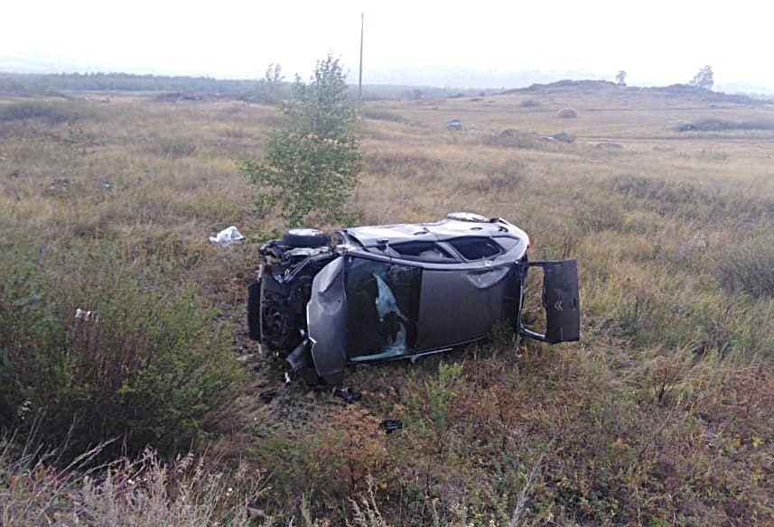 В Башкирии на опасном повороте иномарка опрокинулась в кювет, водитель погибла