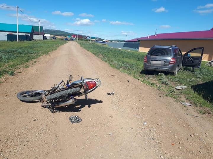 В Башкирии мотоциклист не уступил дорогу легковушке, оба водителя пострадали