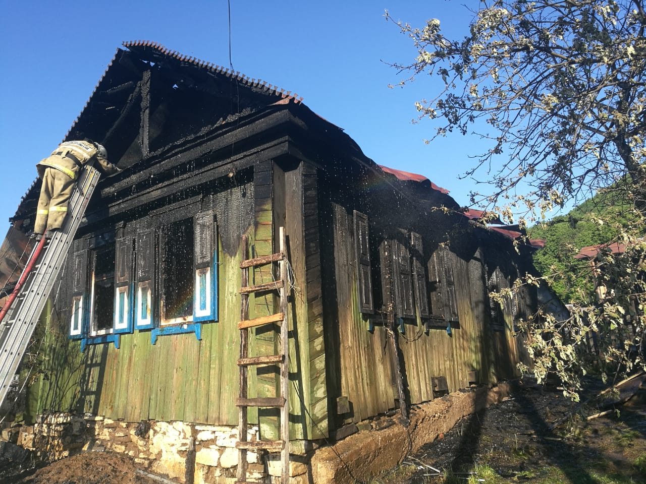 В Башкирии при пожаре в частном доме погибли три человека