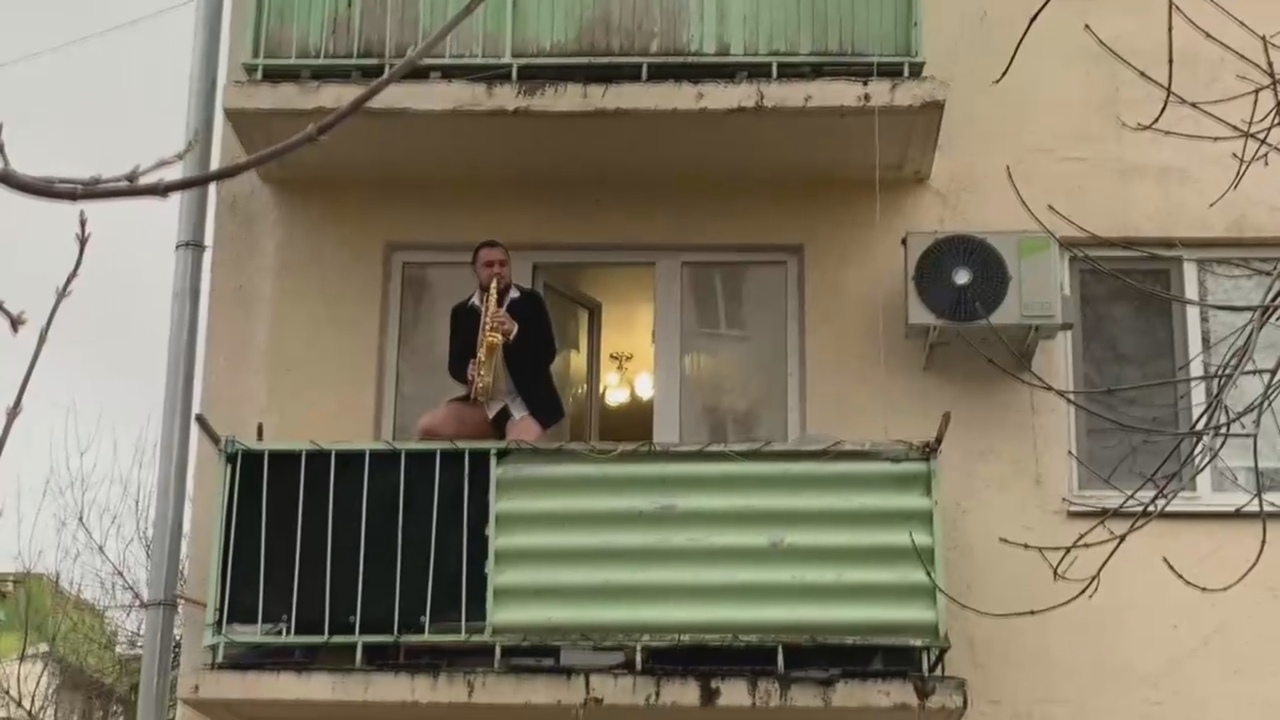 Уфимский музыкант сыграл концерт на саксофоне с балкона своей квартиры