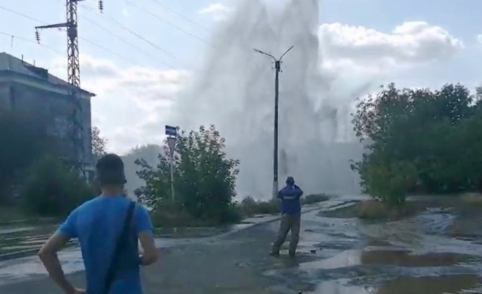 В Орске из-за коммунальной аварии из-под земли забил фонтан выше домов