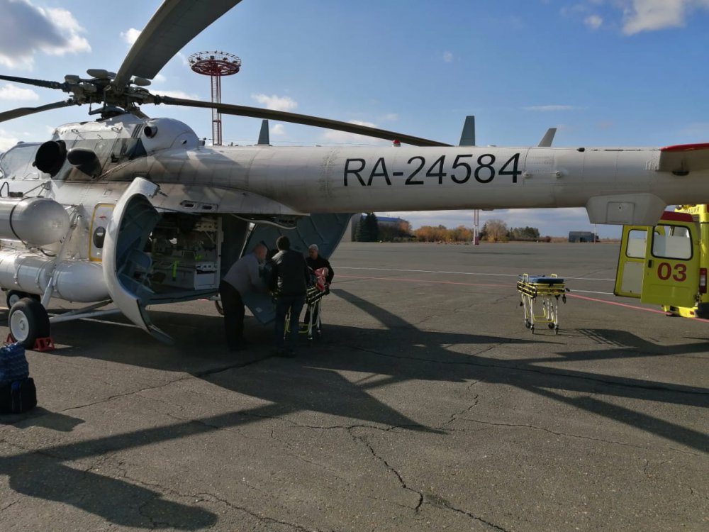 Из Орска в Оренбург вертолетом доставили мальчика, которого сбила машина
