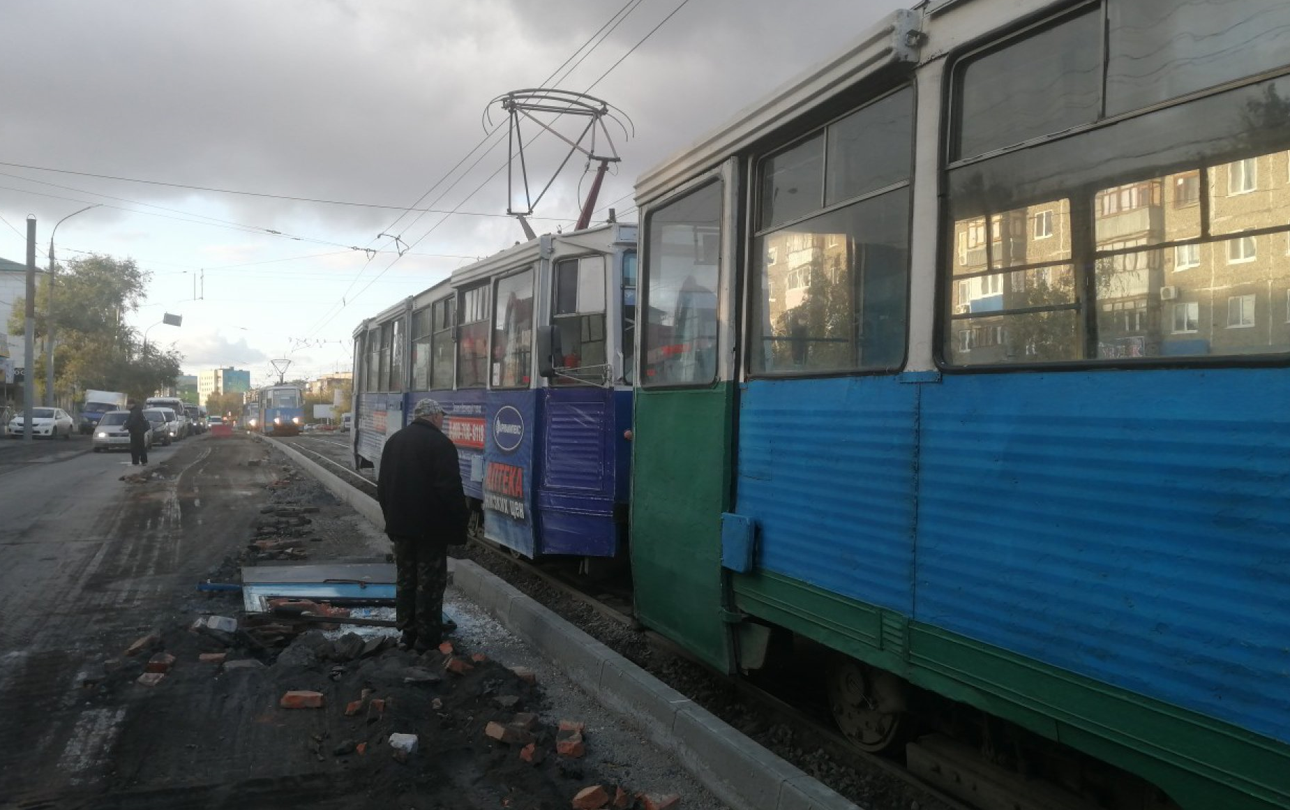 В Орске из-за новых бордюров у трамвая вырвало дверь