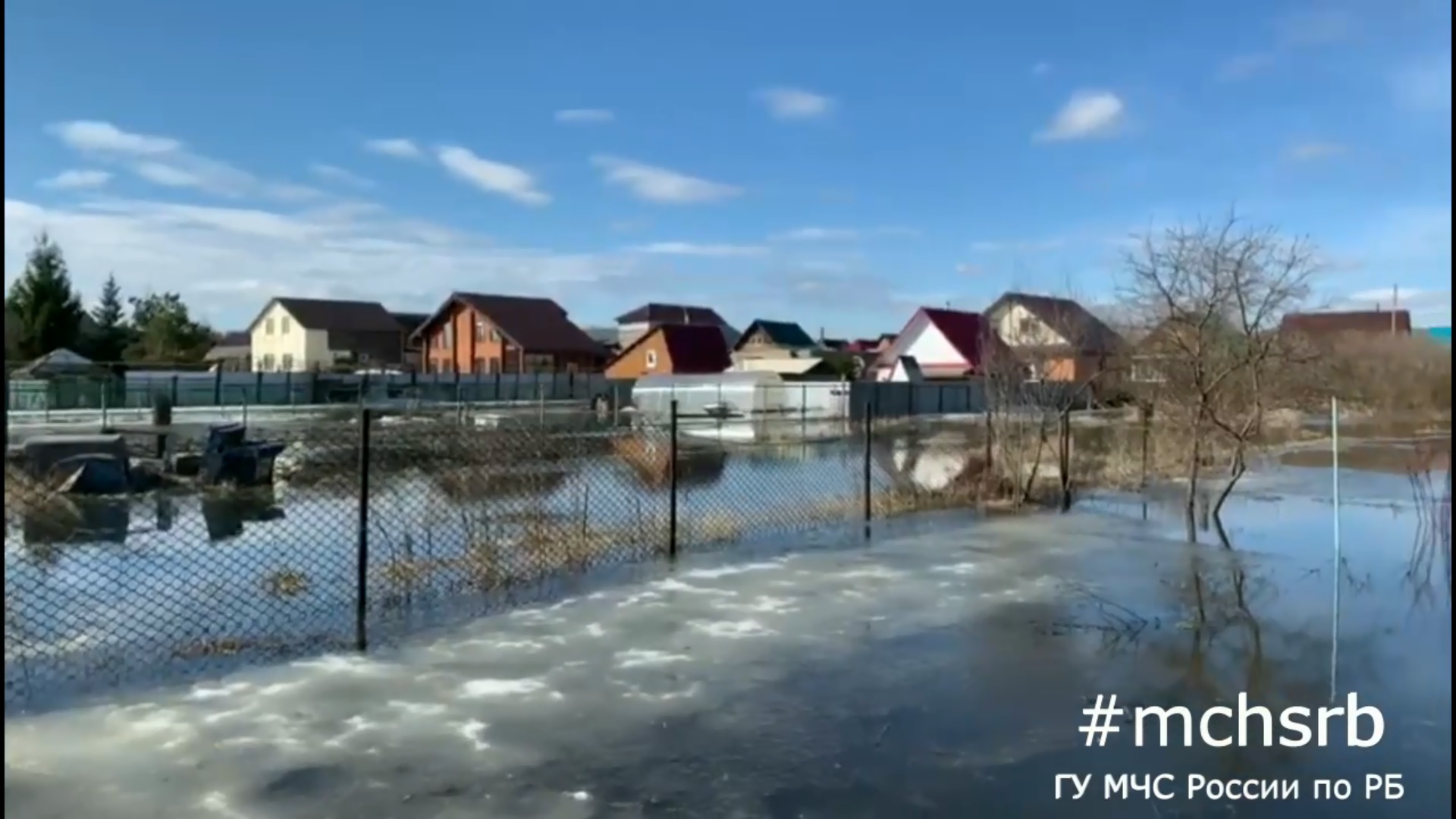 Талые воды в Уфе затопили подвал частного дома