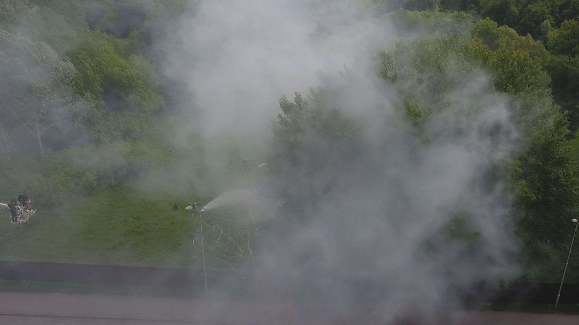 Тропический дождь и клубы дыма. Как в Уфе спасают лес на территории комплекса «Биатлон»