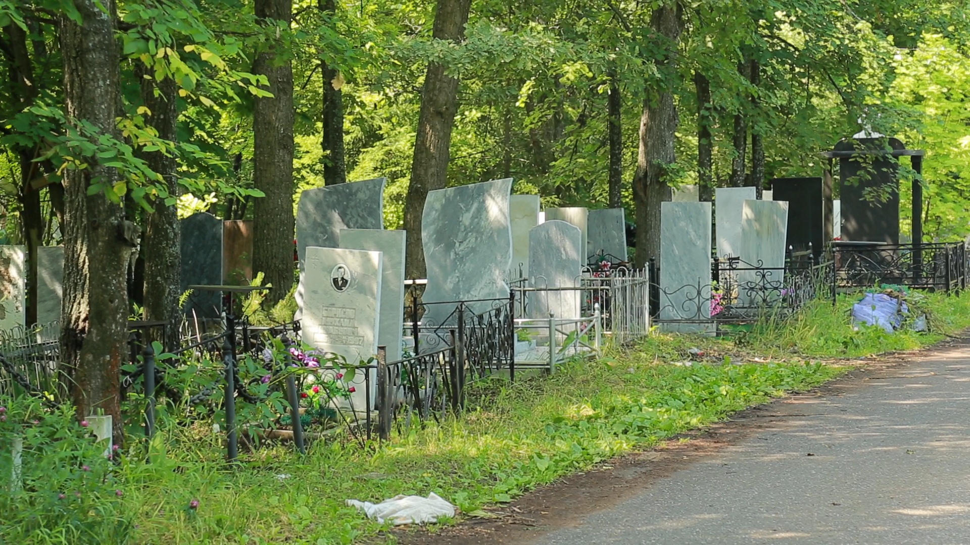 Кладбище У Жилого Дома Фото