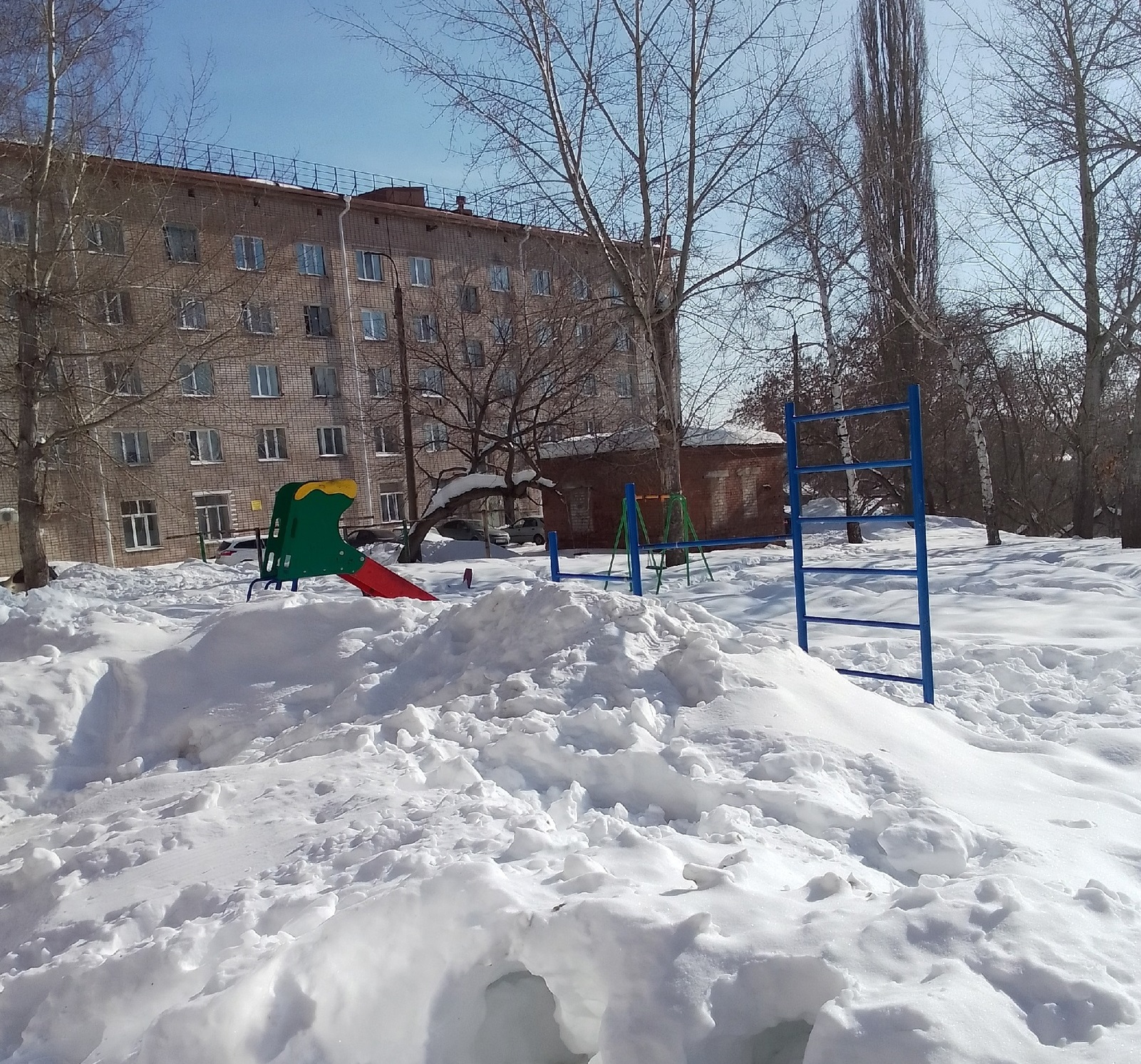 В Сызрани во дворе жилого дома появился снежный городок