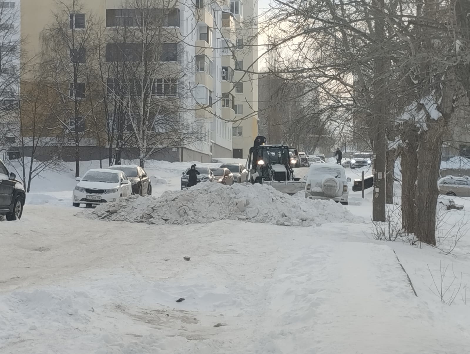 А был ли трактор?»: в Уфе чиновники дважды отчитались об уборке двора не  подходящими фото - Новости - Уфа - UTV