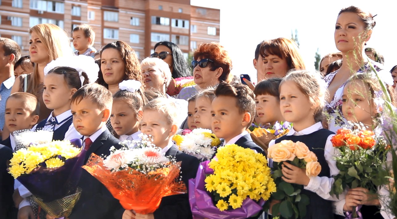 Дети в школу челябинск. Школа с родителями 1 сентября. Певоклассникамведут в школу. Школа Челябинск первоклассники. Школьники спины 1 сентября.