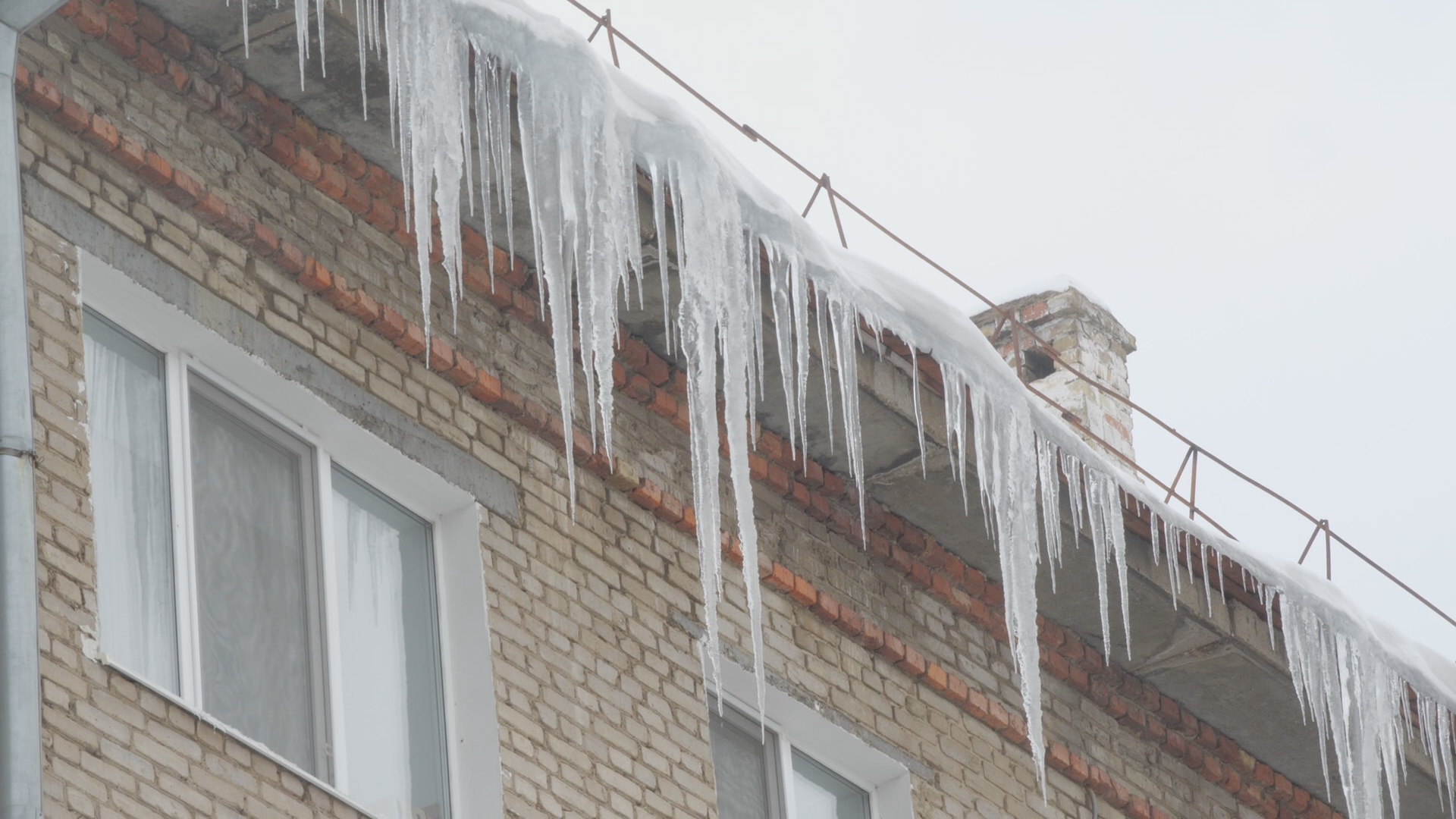 В Уфе сосулька с крыши упала на пятилетнего ребенка. Управляющая компания  заплатит штраф - Новости - Уфа - UTV