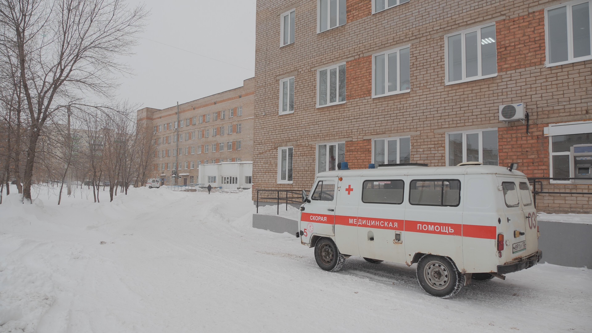 В Башкирии мужчину завалило снегом с крыши. Его смогли вытащить только  спасатели - Новости - Уфа - UTV