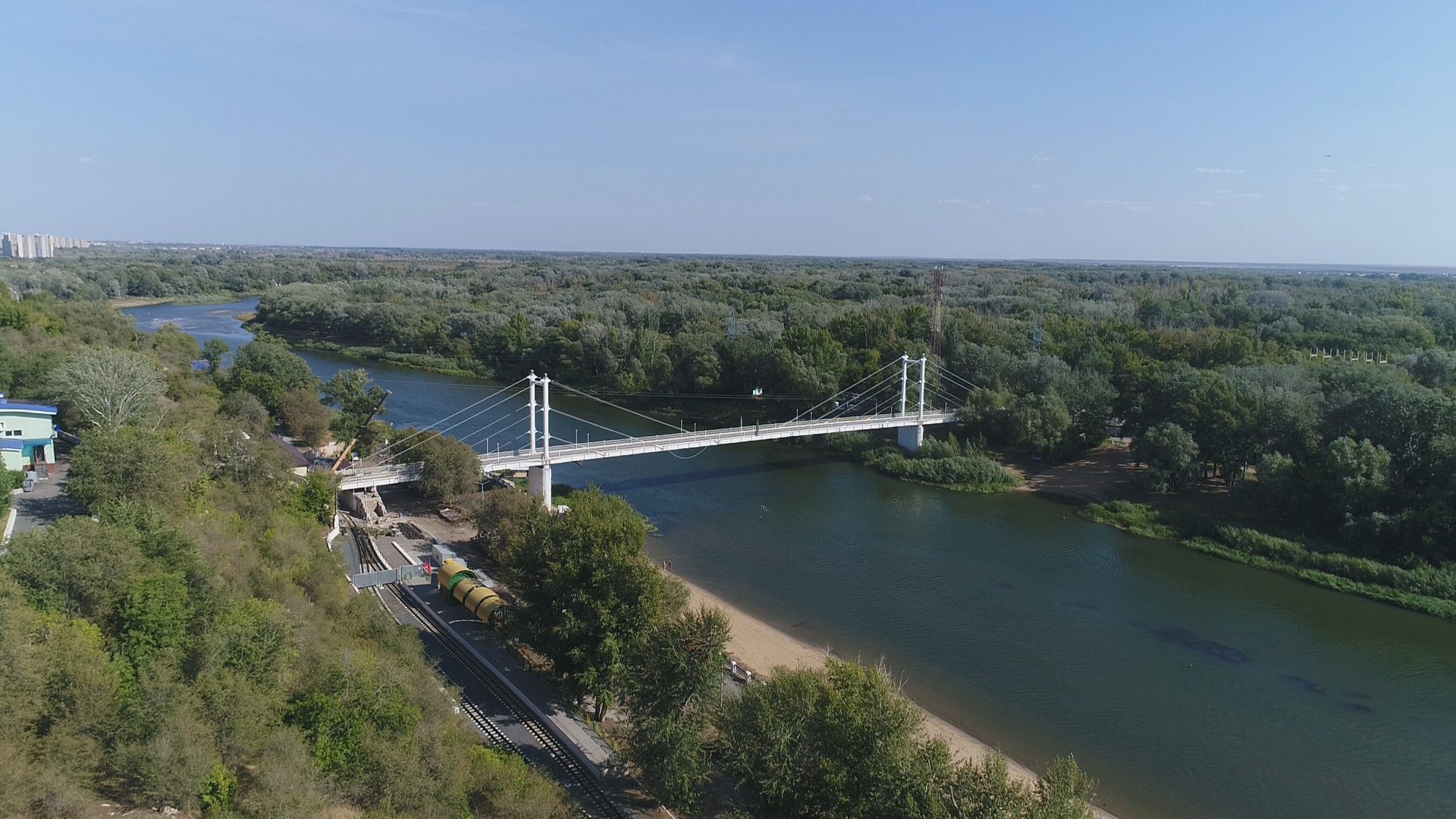 Высота урала в оренбурге в данный момент. Пешеходный мост Европа-Азия Оренбург. Мост через Урал Оренбург. Город Оренбург Урал. Город Оренбург мост через реку Урал.