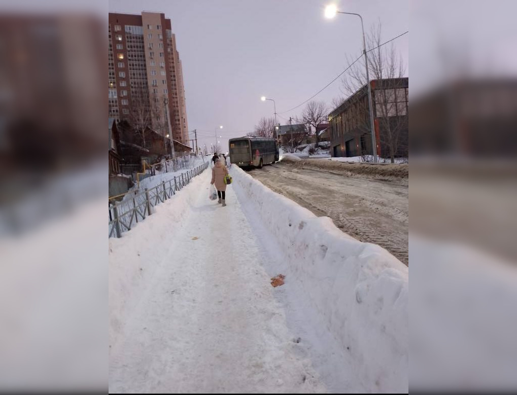 В Уфе автобус развернуло поперек дороги на улице Колгуевской из-за утечки -  Новости - Уфа - UTV