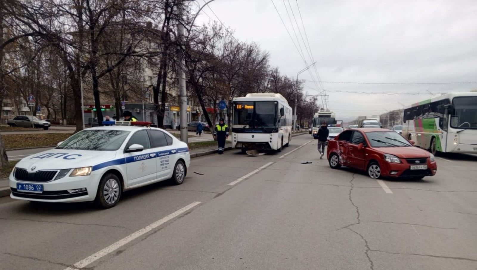 На проспекте Октября в Уфе столкнулись автобус и легковушка - Новости - Уфа  - UTV