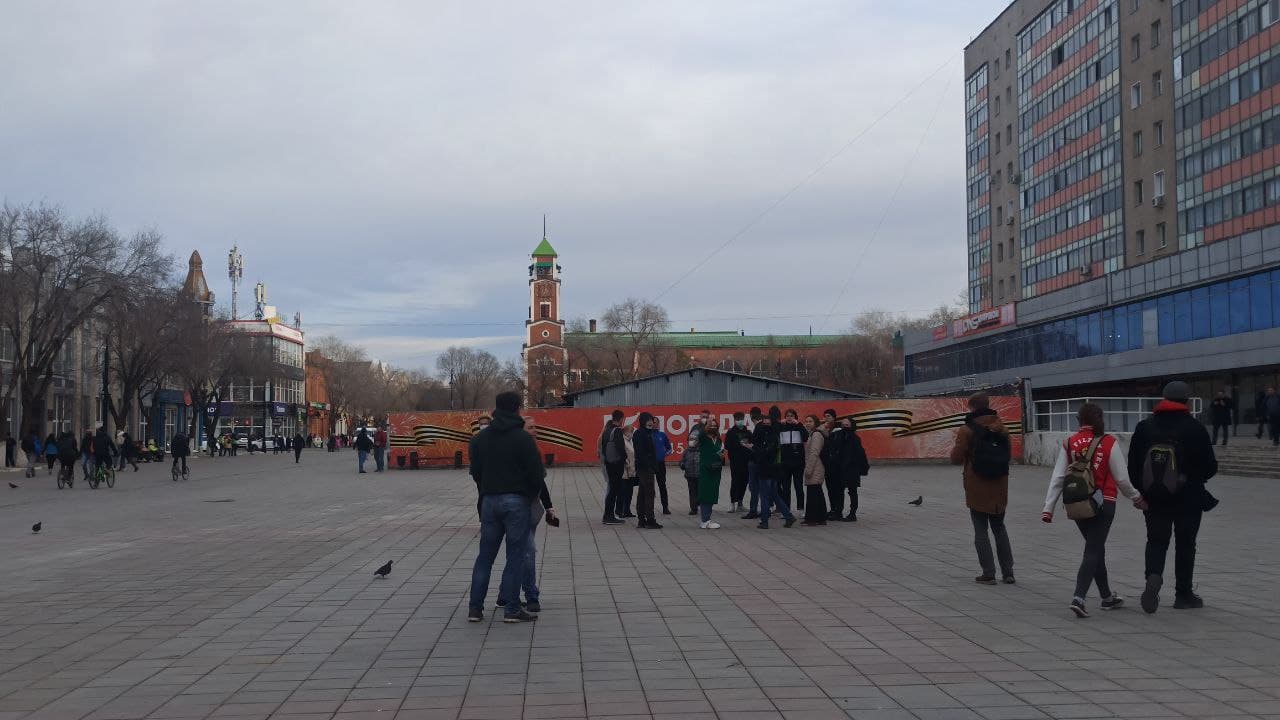 Гто сейчас. День России в Оренбурге на площади атриума фото.