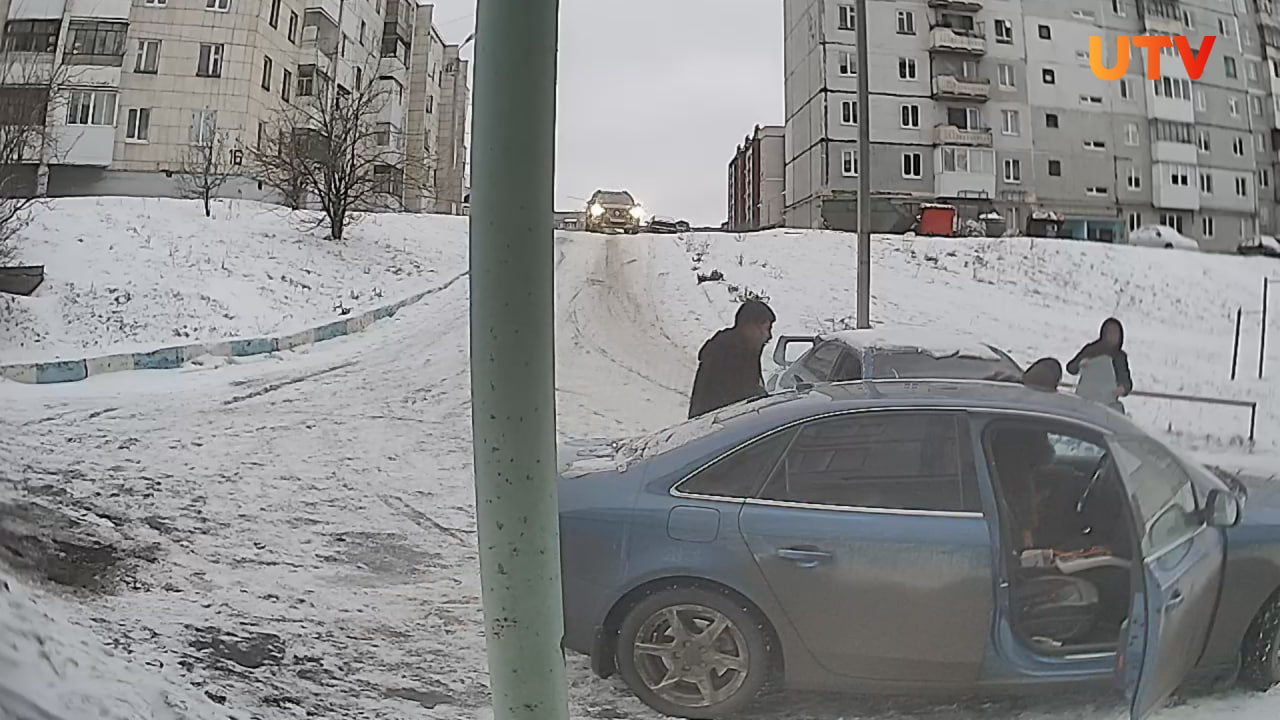 В Башкирии водитель иномарки скатился с горки и придавил женщину, которая  садилась в Audi - Новости - Уфа - UTV