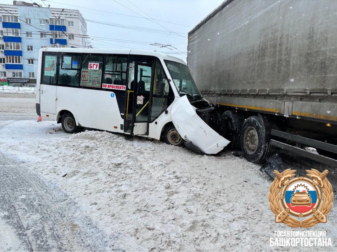 В Уфе фура выехала на перекресток на «красный» и попала в ДТП с маршруткой  - Новости - Уфа - UTV