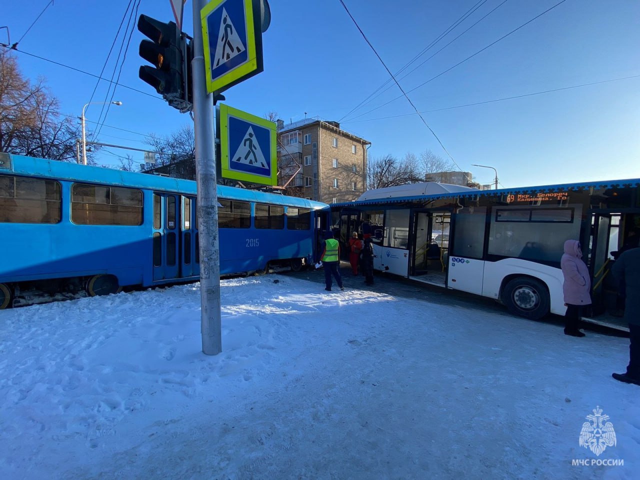 В уфимской Черниковке столкнулись трамвай и автобус. Двоих детей  госпитализировали - Новости - Уфа - UTV