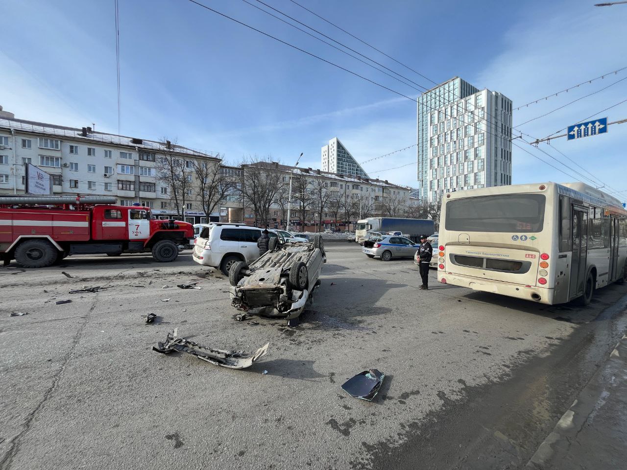 В Уфе легковушка опрокинулась после столкновения с двумя иномарками и  автобусом «Башавтотранса» - Новости - Уфа - UTV