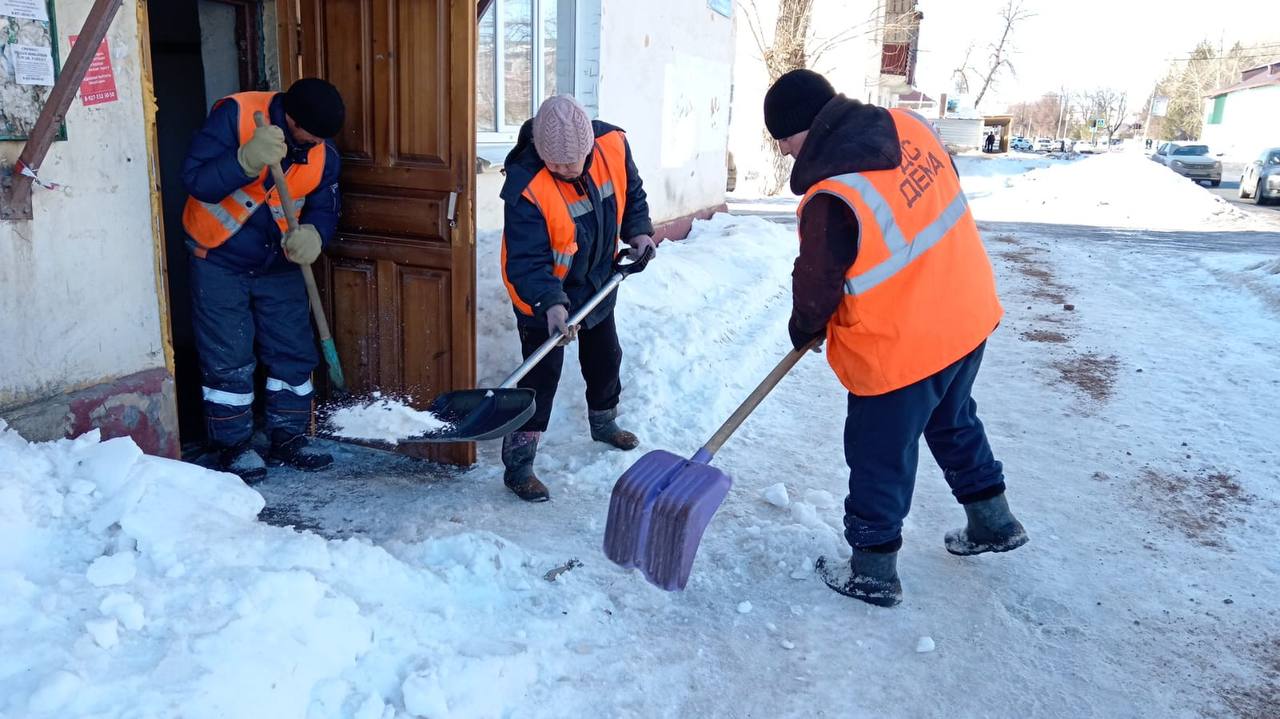 Глава района Уфы предложил жителям присоединиться к дворникам и выйти на  уборку улиц - Новости - Уфа - UTV