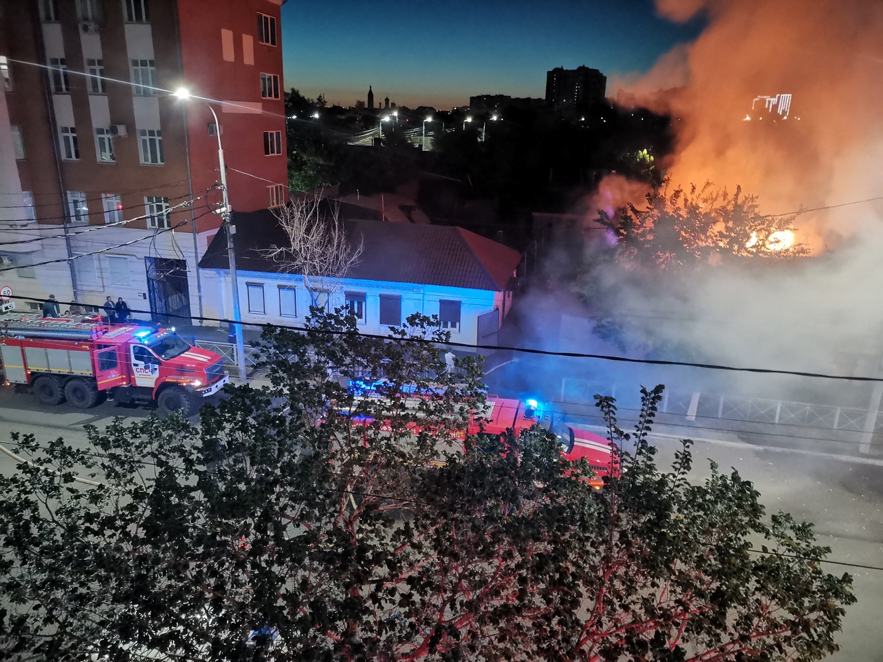 В Оренбурге ночью на улице Цвиллинга сгорело заброшенное здание - Новости -  Уфа - UTV