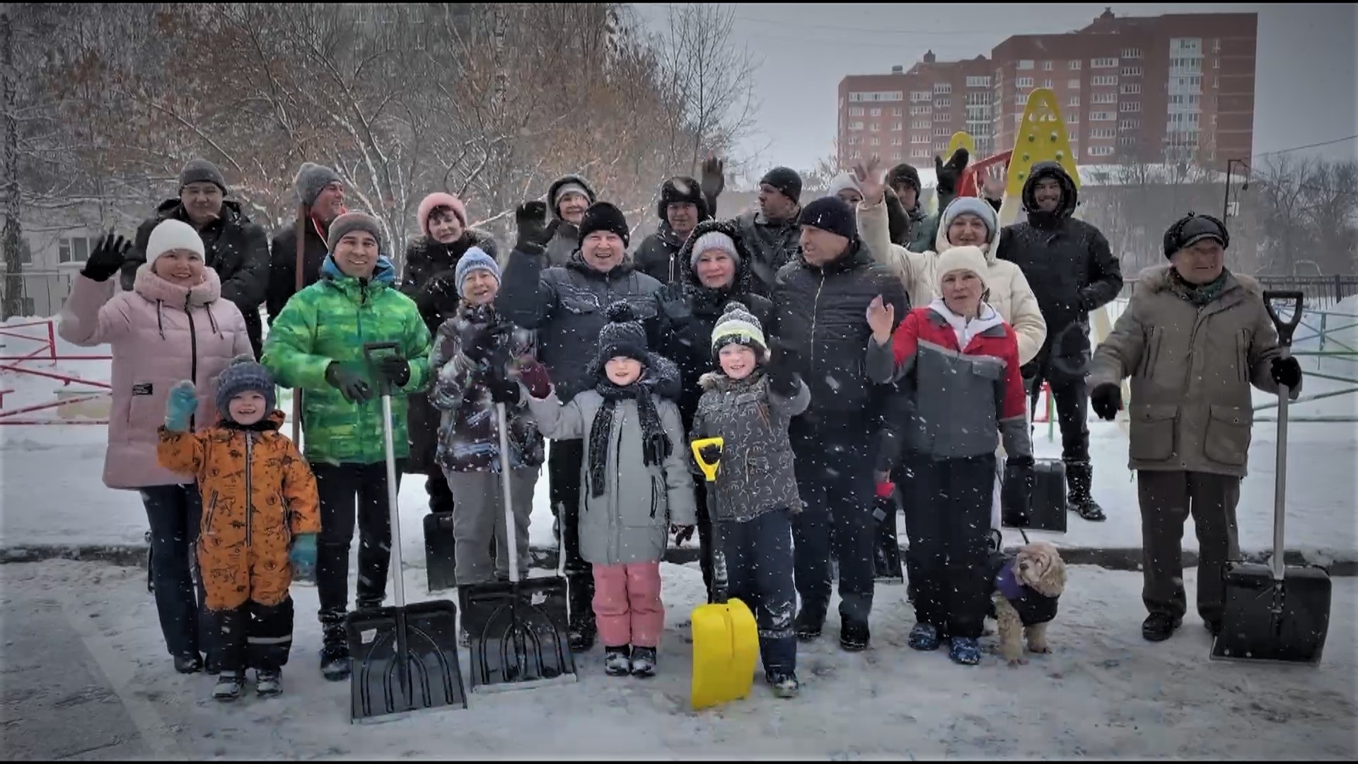 В Уфе горожане вышли на улицу, чтобы помочь коммунальщикам с уборкой снега
