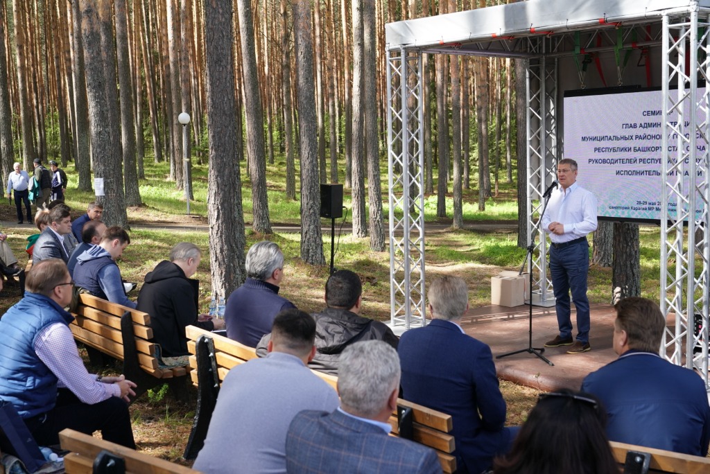 Радий Хабиров рассказал сидящим на лавочках главам муниципалитетов про их ключевые задачи