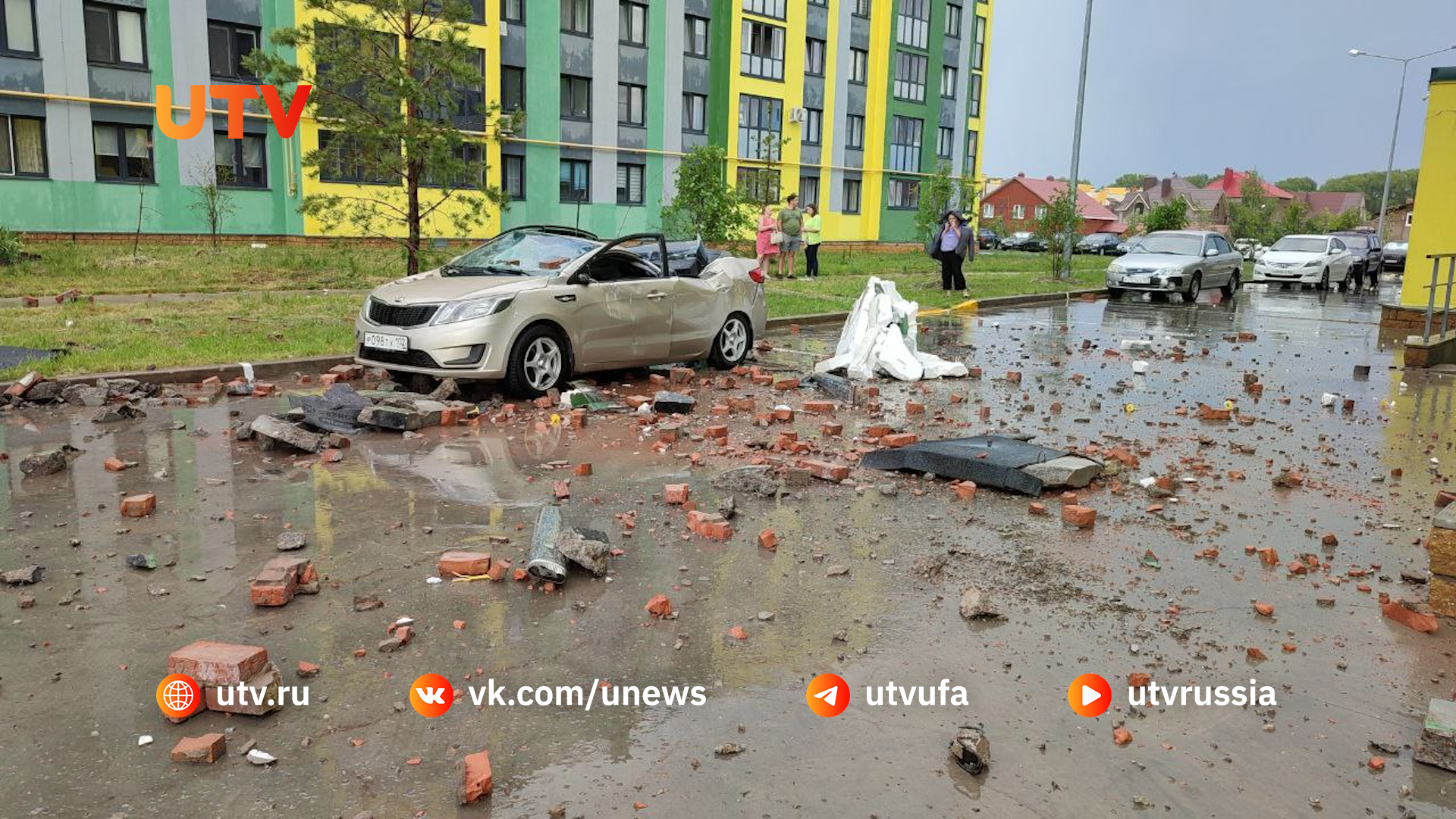 В Уфе деревья упали на мать с ребенком и 13 автомобилей