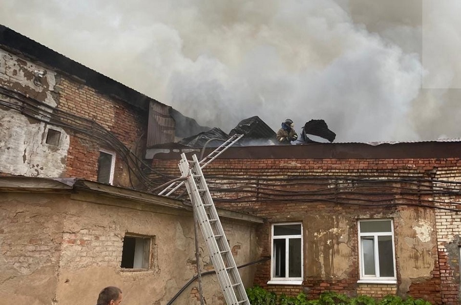 После пожара на кирпичном заводе в Башкирии идет разборка и проливка конструкций