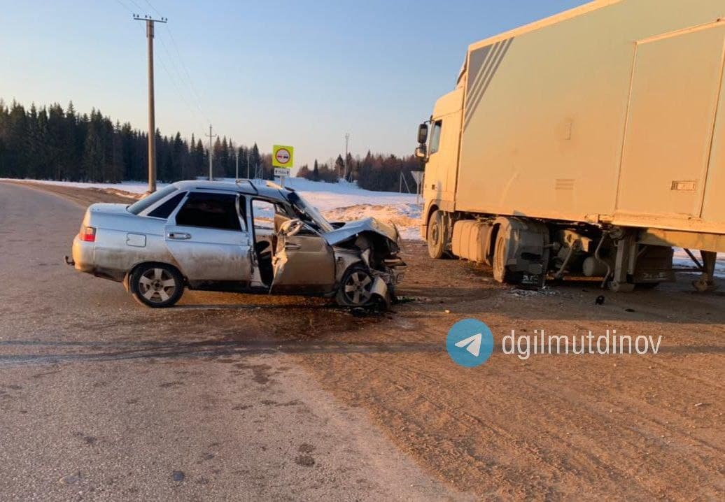 В Башкирии на трассе столкнулись ВАЗ и грузовик