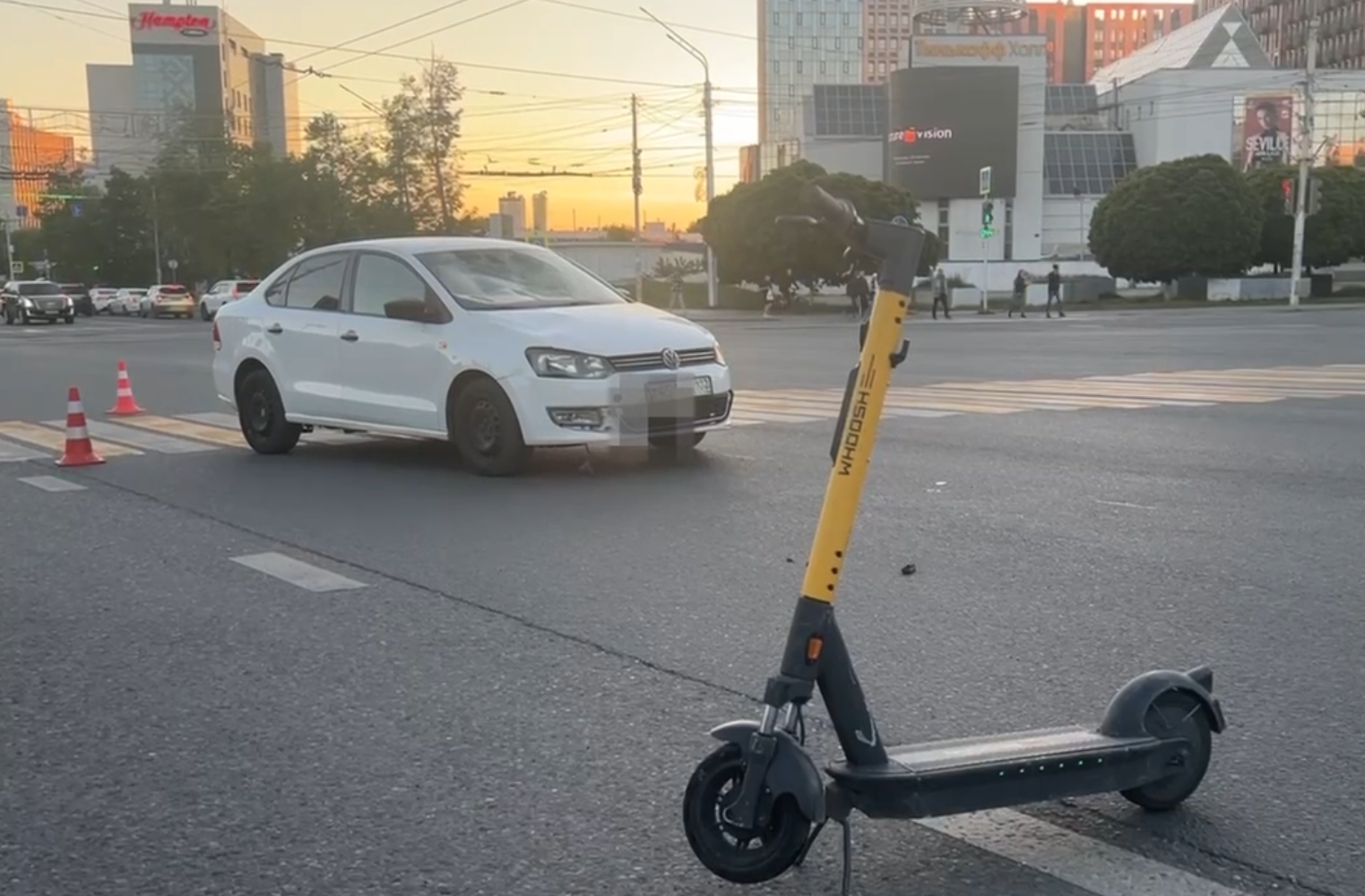 На «зебре» в Уфе иномарка сбила парочку на электросамокате