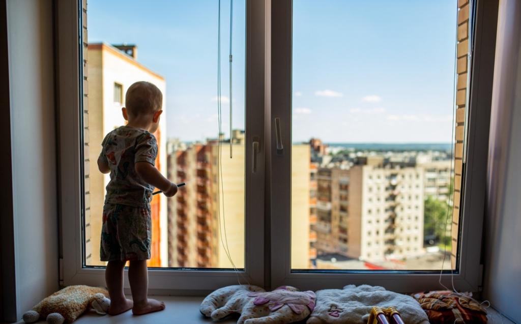 В Новотроицке из окна второго этажа выпал ребенок