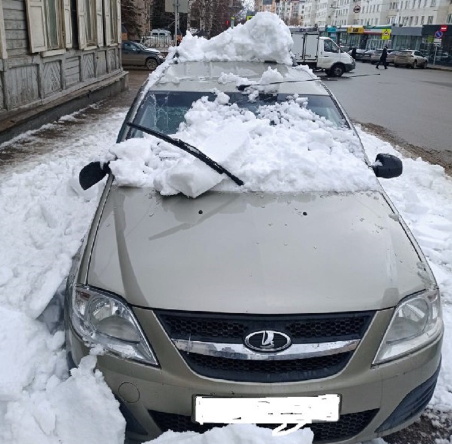 В Уфе шесть автомобилей пострадали от схода снега