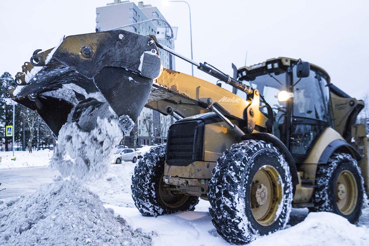 Жители дома на Гагарина в Оренбурге третий год «скидываются» на трактор для чистки снега