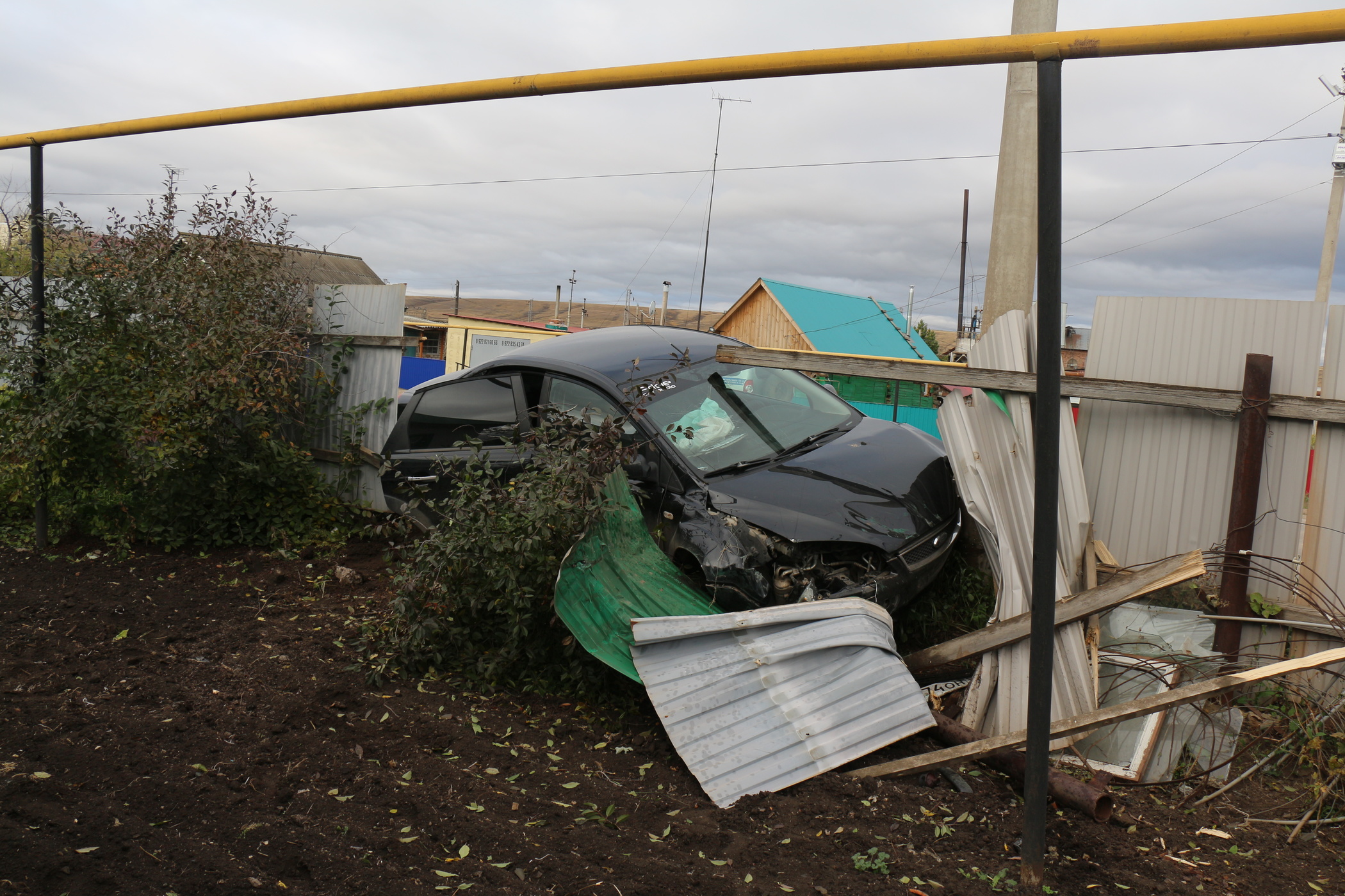 Новости абдулино оренбургской. Машина врезалась в забор. Машина въехала в забор.