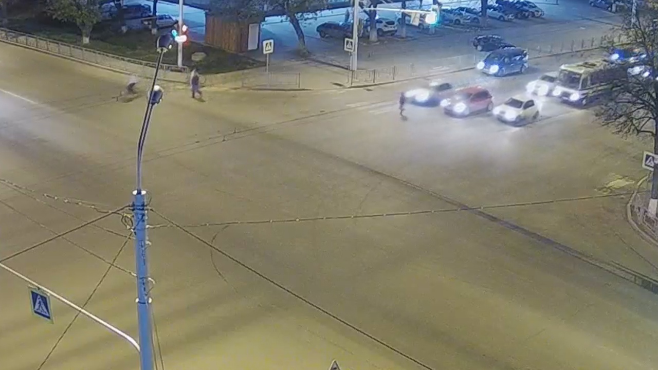 Видео: в Уфе пешеход хотел перебежать дорогу и попал под колеса