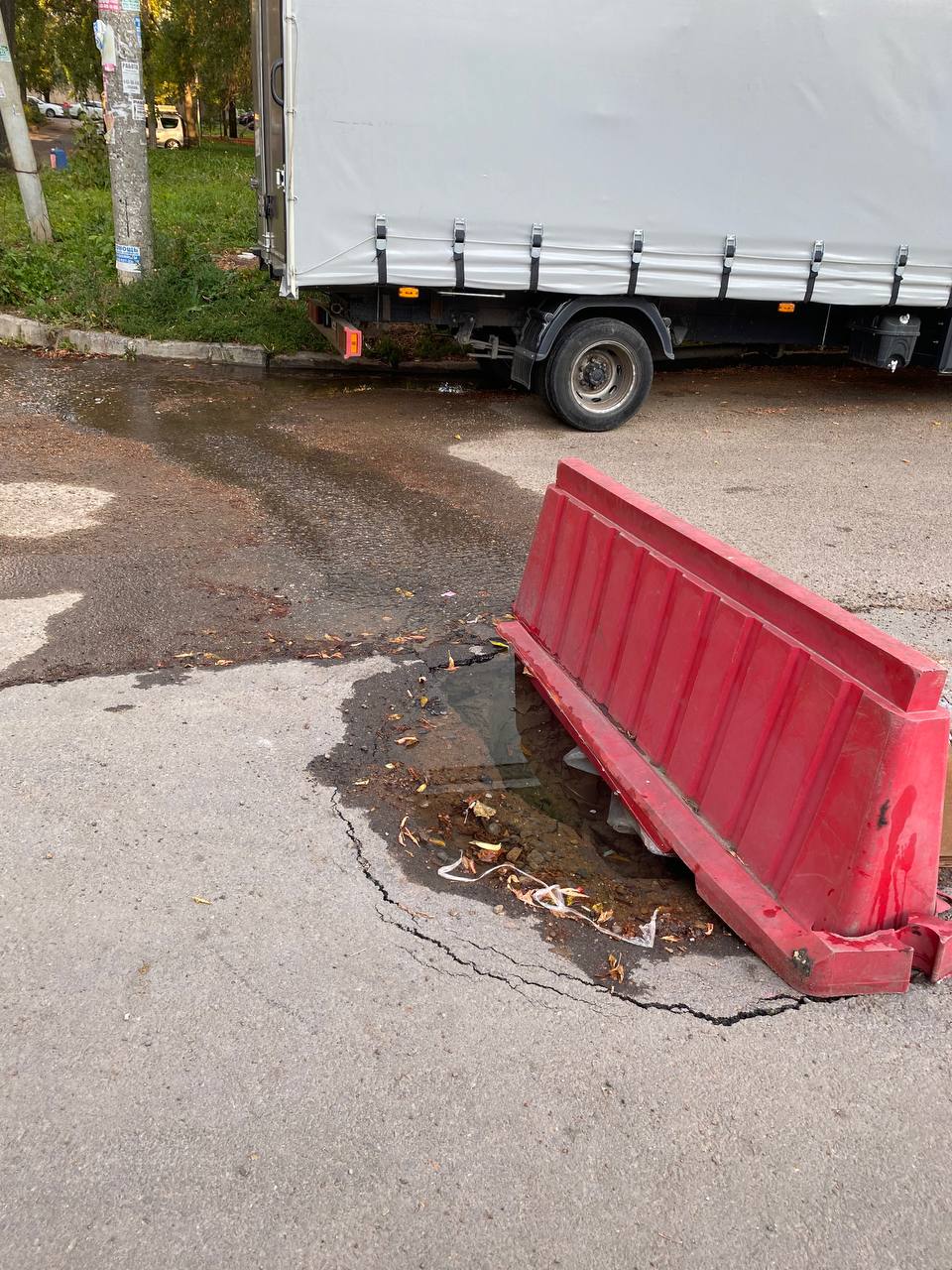 В Уфе из-за очередной утечки воды начал проваливаться асфальт