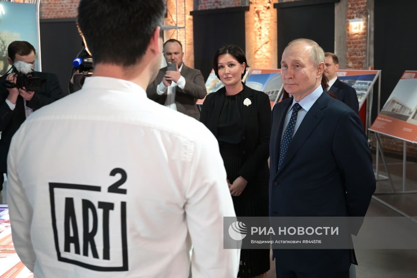 Владимира Путина пригласили прогуляться по уфимскому «Арт-Квадрату»
