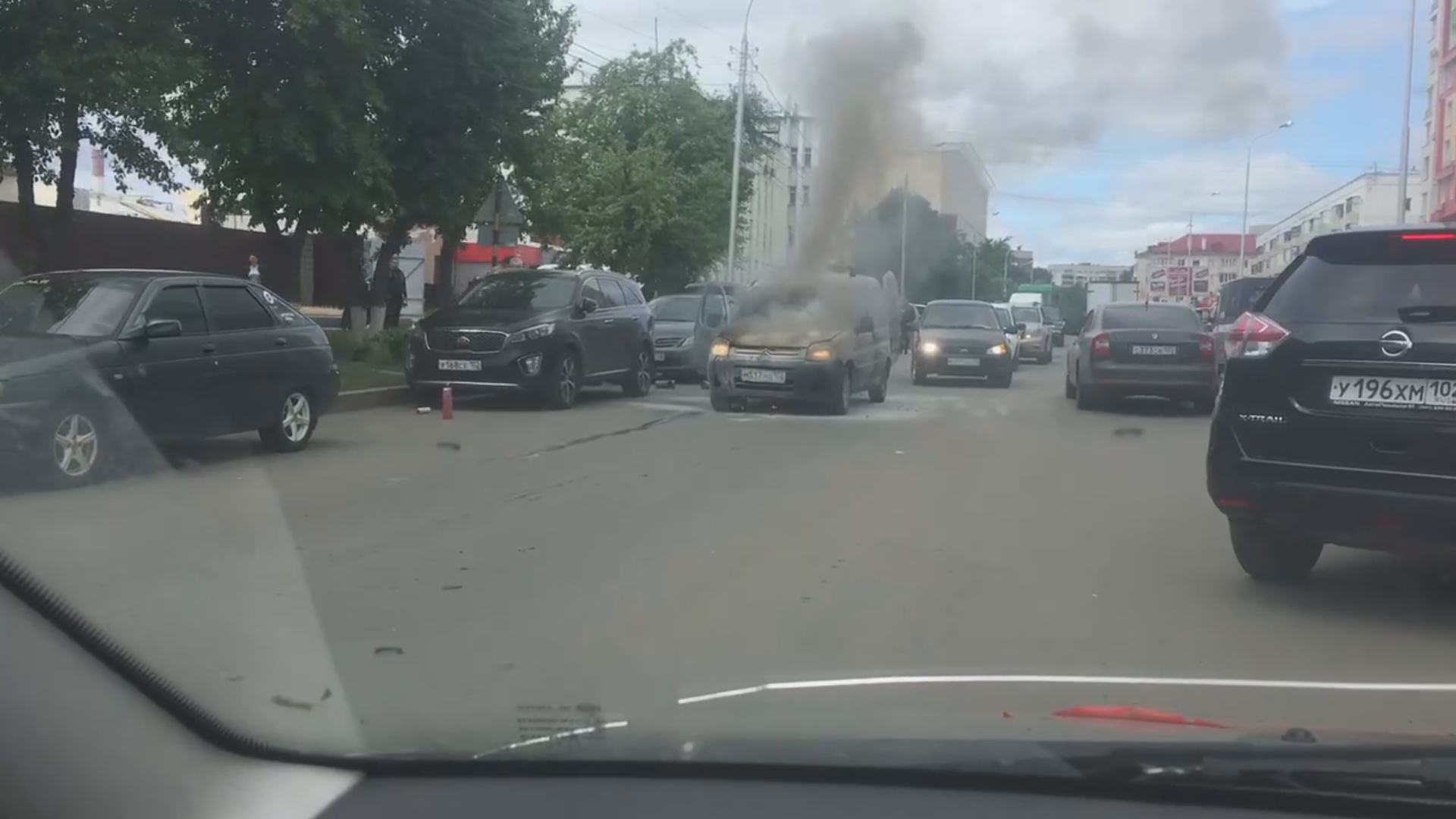 Видео. В центре Уфы загорелась иномарка