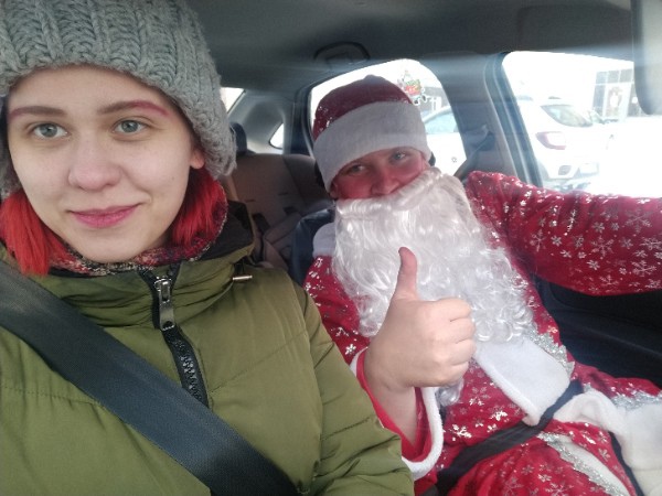 В Уфе таксист ездит в костюме Деда Мороза