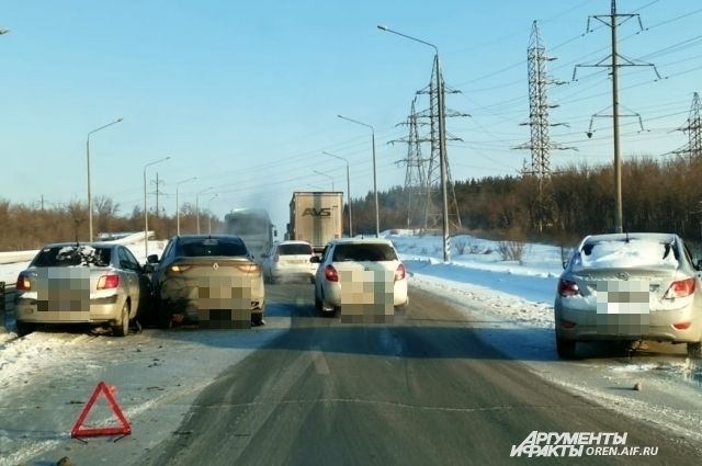 В Оренбурге на Загородном шоссе за утро произошло четыре ДТП с участием 15 автомобилей