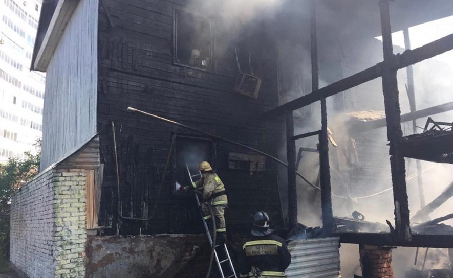 В Уфе произошел пожар в двухэтажном доме. Пострадали три человека