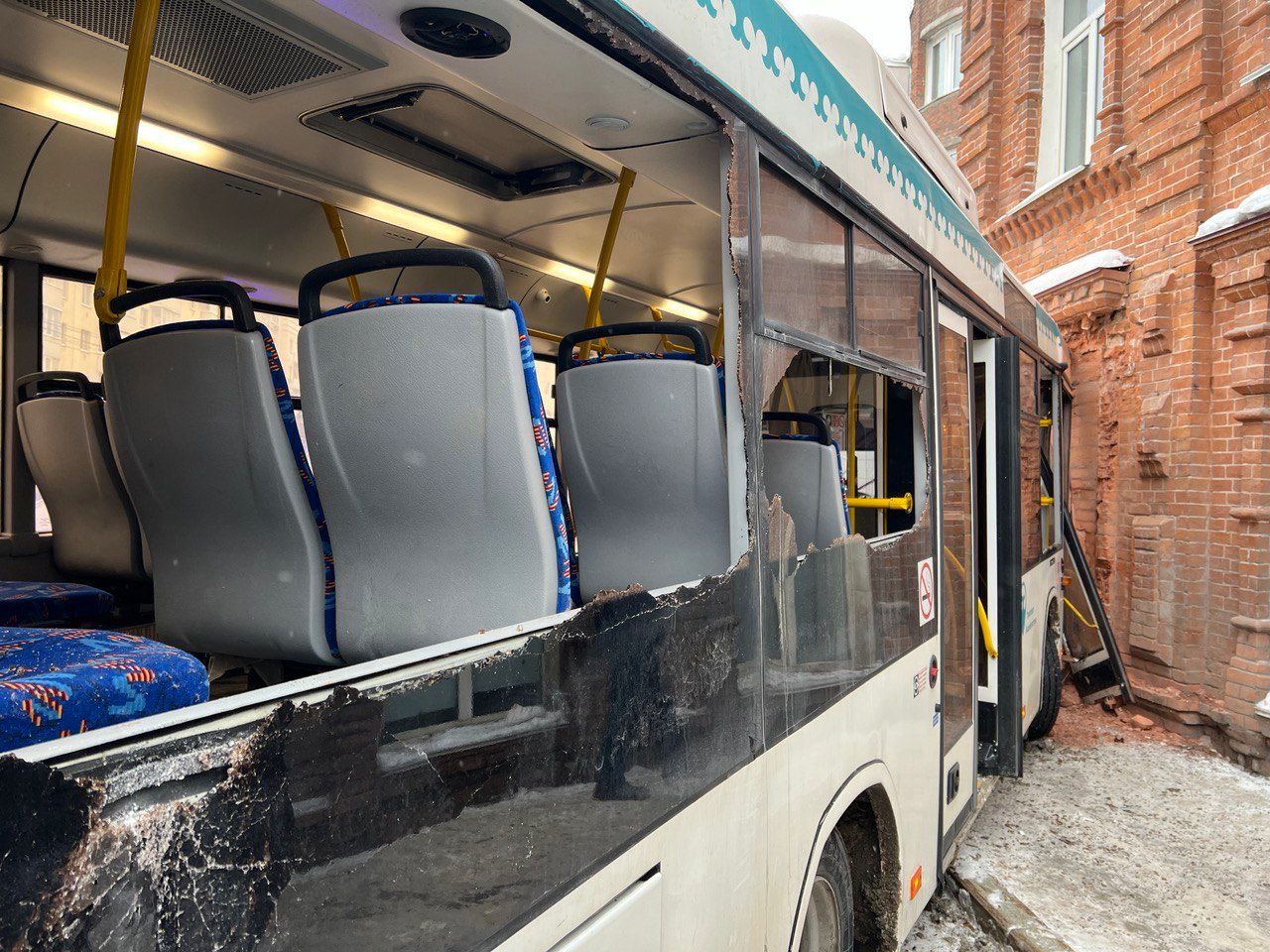 В центре Уфы столкнулись два автобуса. От удара пассажир вывалился из разбитого окна транспорта