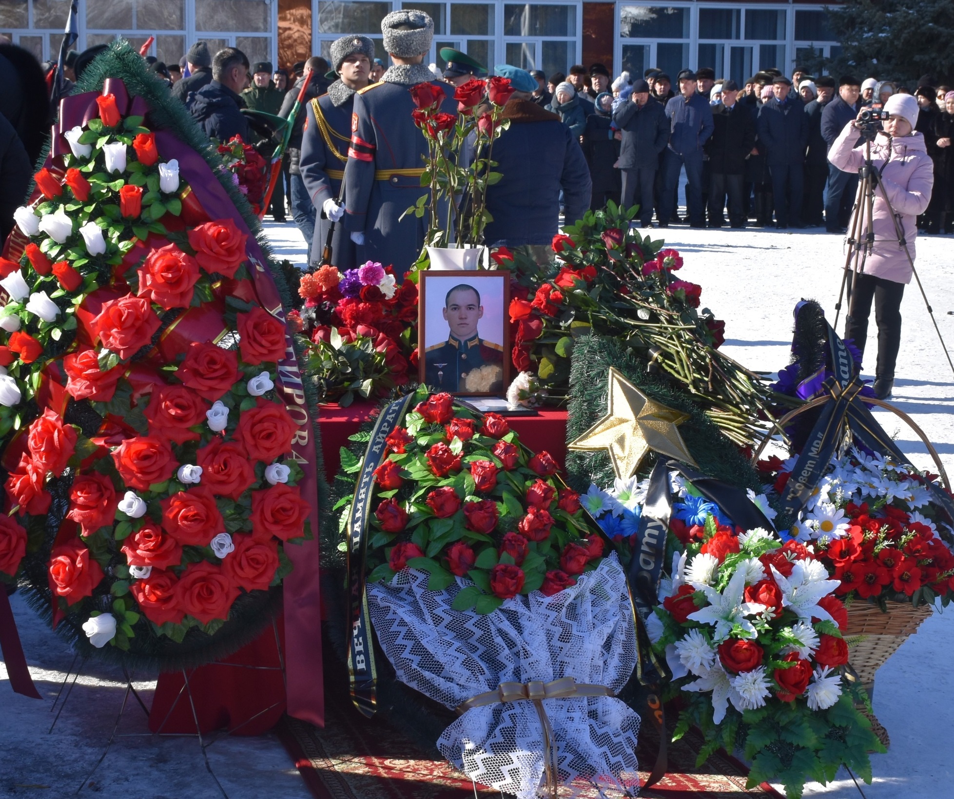 Похоронили погибших на украине. Похороны военнослужащего. Похороны военнослужащего погибшего на Украине. Похороны погибшего в спецоперации.
