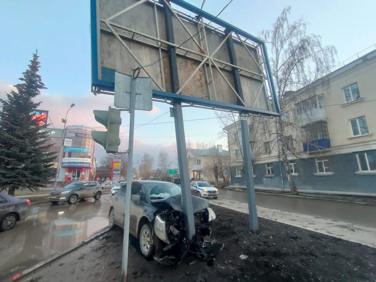 В Башкирии водитель врезался в машину Росгвардии, а затем влетел в рекламную конструкцию