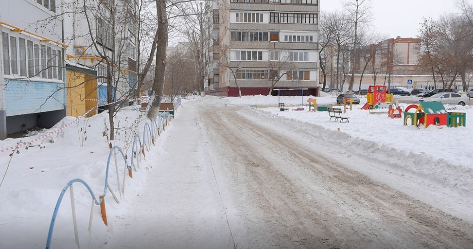 Почему жильцы дома на Гагарина в Оренбурге скидываются на трактор для чистки снега во дворе?