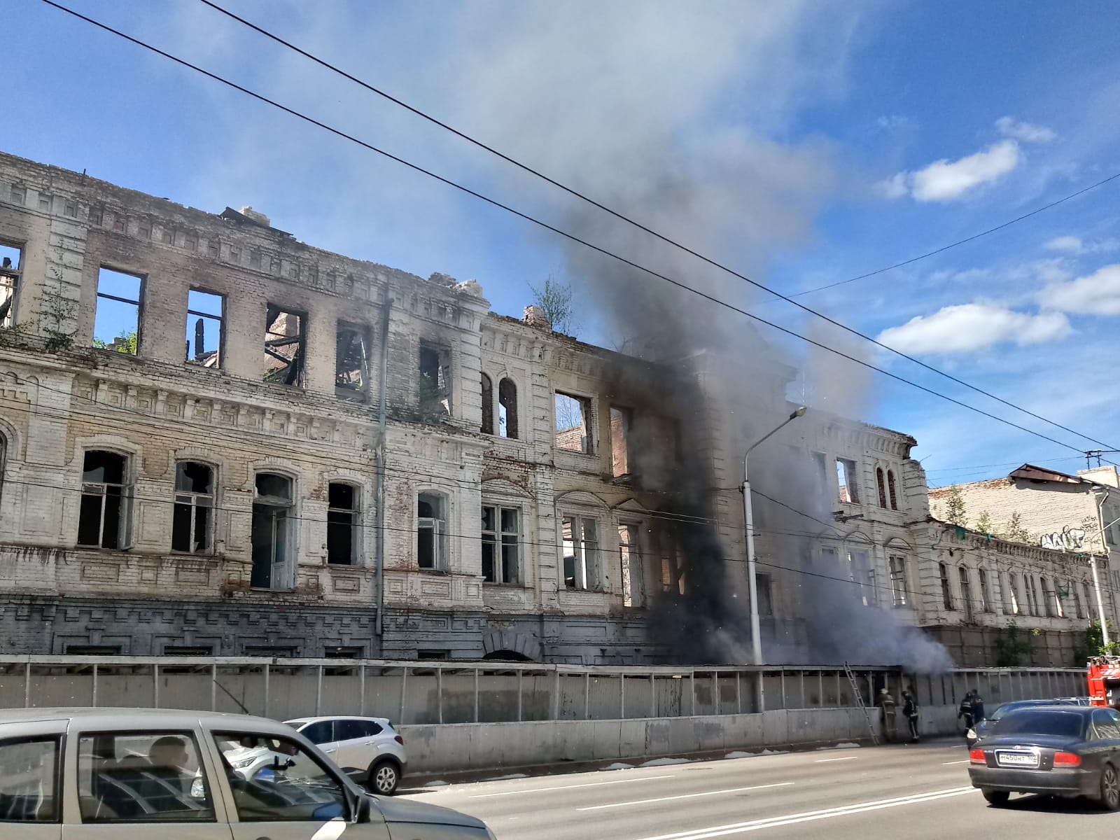 В Уфе загорелся дощатый пешеходный переход возле Дома Видинеева - Новости -  Уфа - UTV