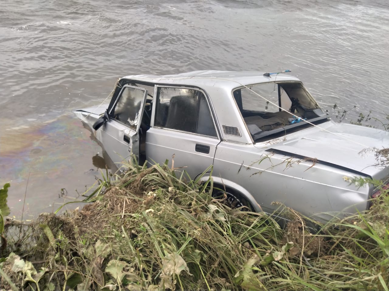 В Башкирии водолазы вытащили из реки автомобиль, который пролежал там две  недели - Новости - Уфа - UTV